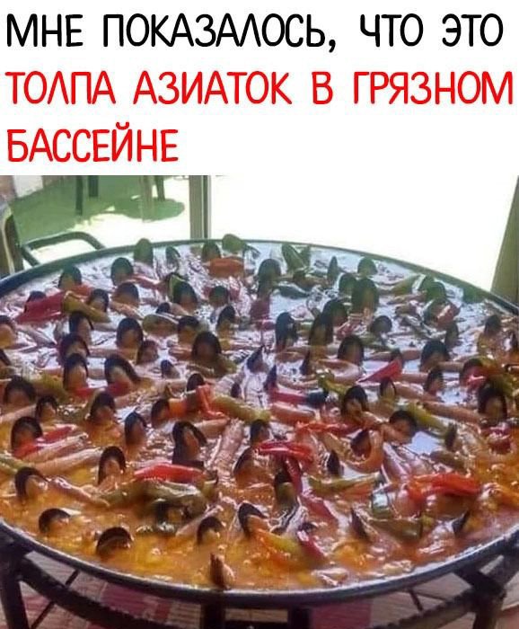 Толпа азиаток в грязном бассейне
