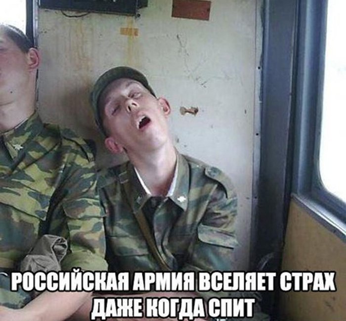 Солдат спит с открытым ртом и перекошенным лицом