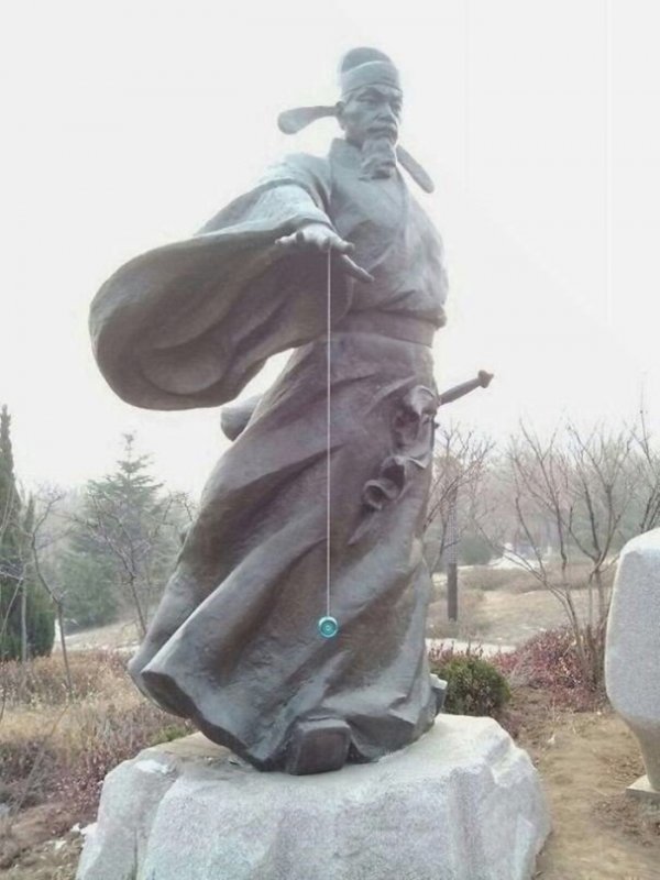 Статуя играет с йо-йо