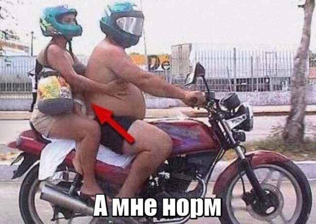 Ребёнка зажали между мамой и папой на мотоцикле