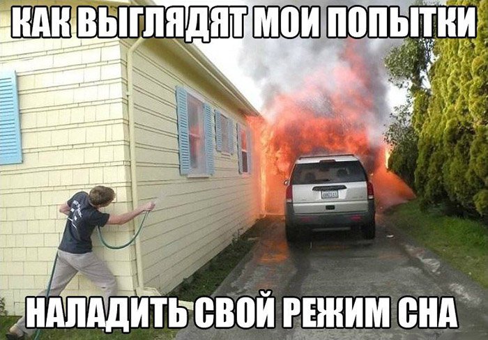 Тушит горящую машину шлангом из угла дома