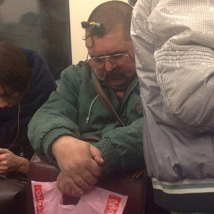 Лысый мужик заснул в автобусе с косичкой на голове