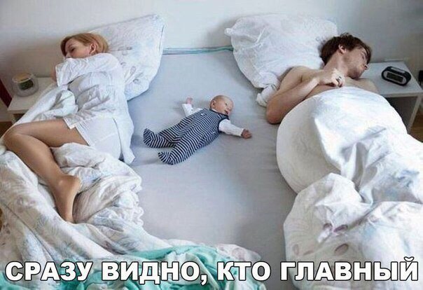 Ребёнок разлёгся посреди кровати, главный